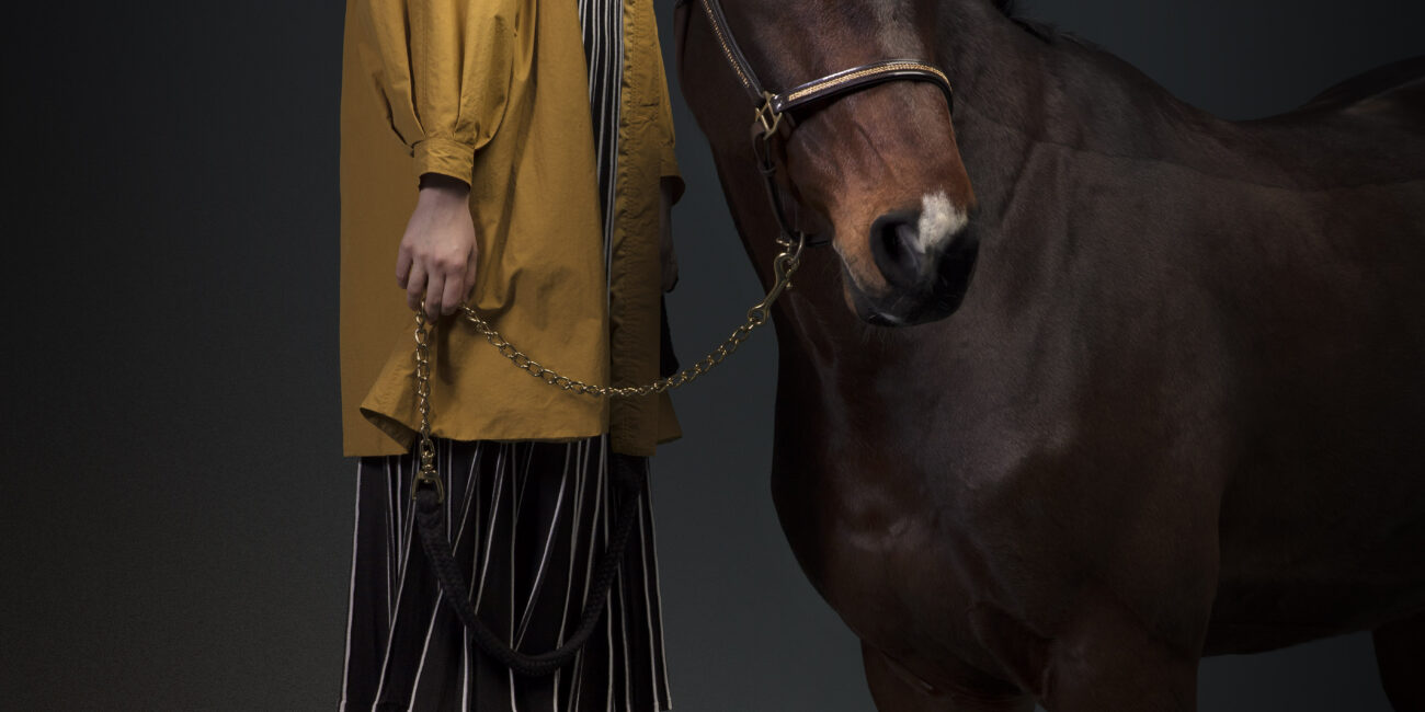 Editorial Photography | Serie Horse | Studioaufnahme mit Pferd und Model 000