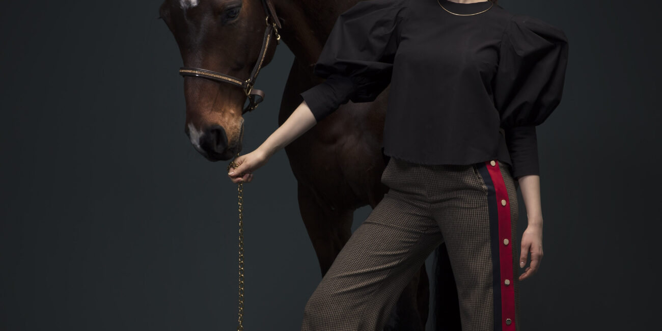 Editorial Photography | Serie Horse | Studioaufnahme mit Pferd und Model 002
