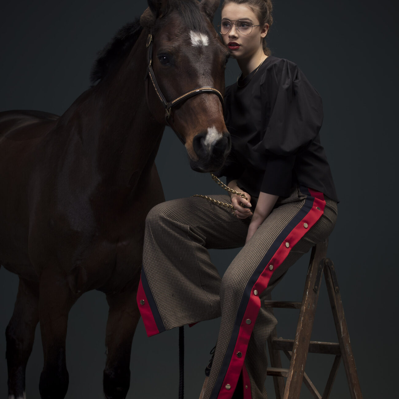 Editorial Photography | Serie Horse | Studioaufnahme mit Pferd und Model 003
