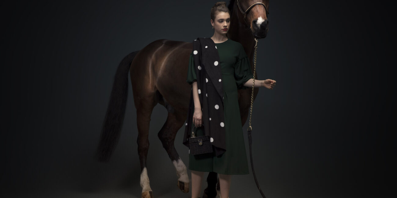 Editorial Photography | Serie Horse | Studioaufnahme mit Pferd und Model 004